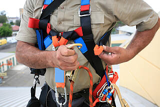 Putting on protective equipment for work on the roof